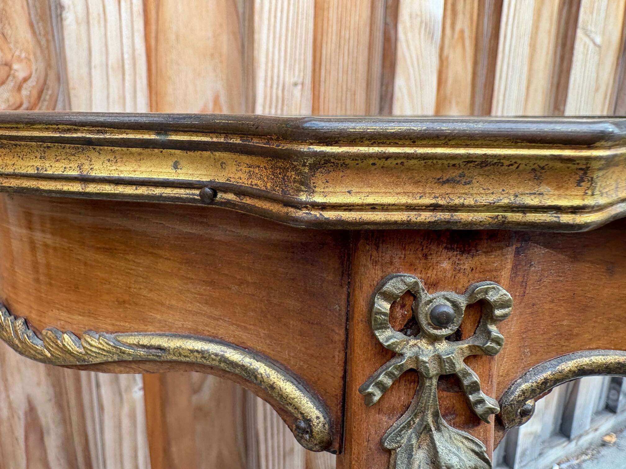 Guéridon ancien Louis XV – marbre rosé et laiton doré – fin XIXᵉ siècle