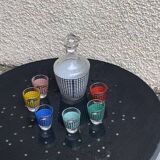 Liquor service consisting of a carafe and 6 small shot glasses, houndstooth pattern