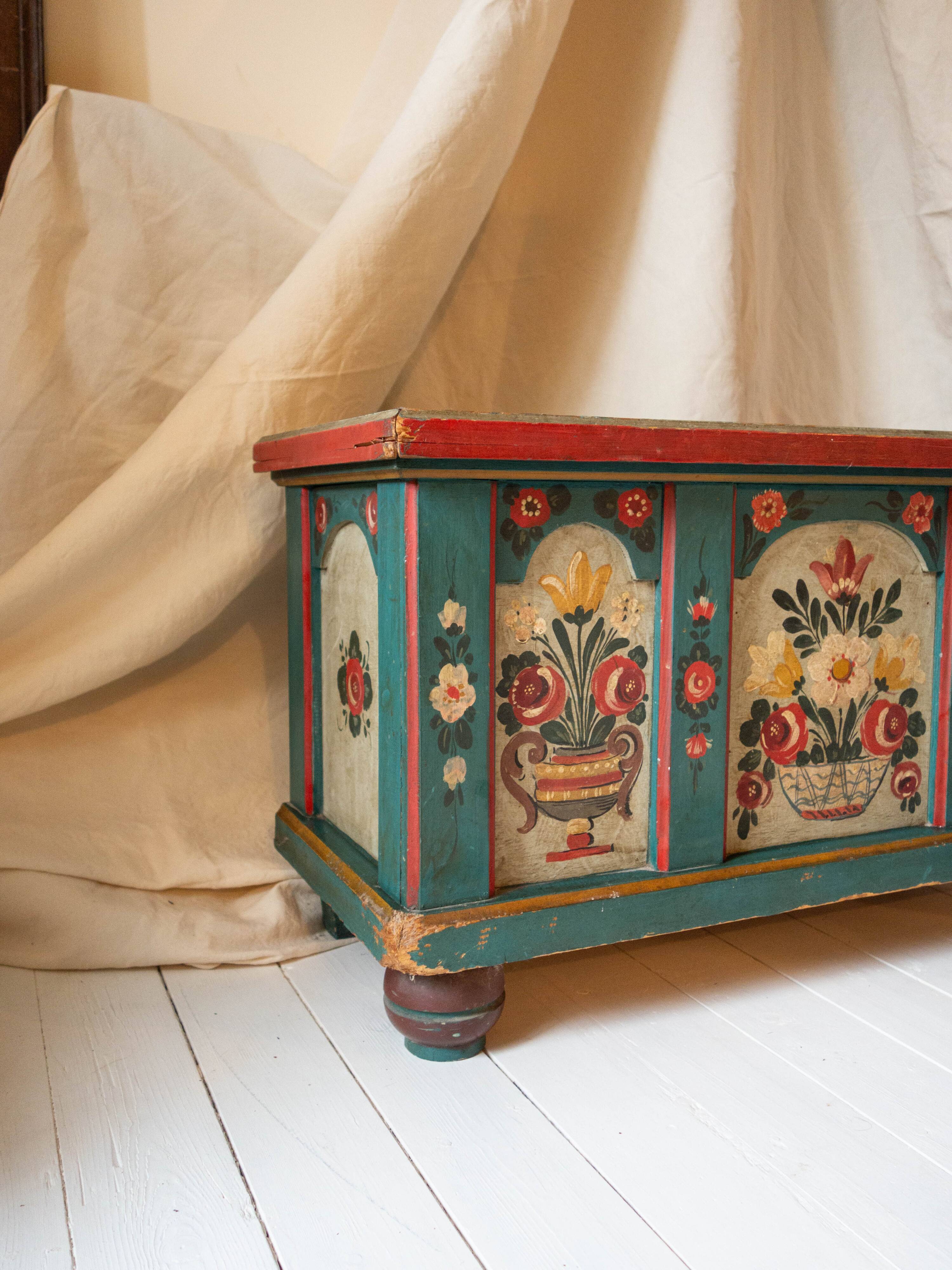 Banc-coffre vintage en bois peint, art populaire