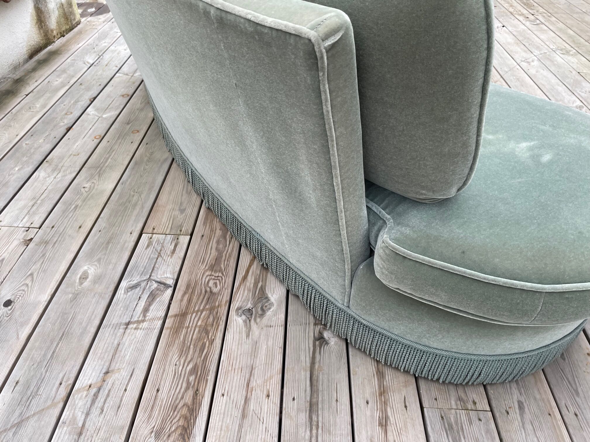 Rounded sofa with fringes