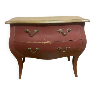 Chest of drawers.