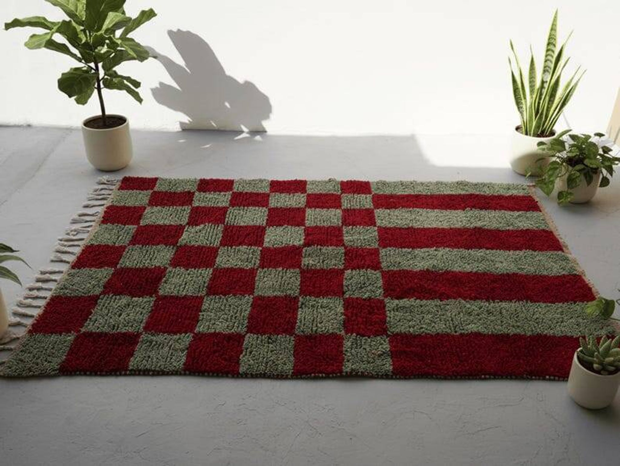 Traditional handmade green and red carpet 1.5/2.5 m.