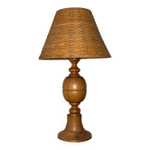 Lampe en bois avec abat-jour en osier