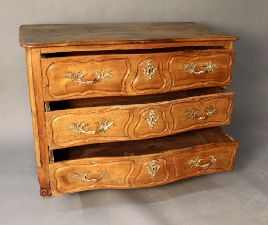 Lyonnaise chest of drawers, 18th century, blond walnut