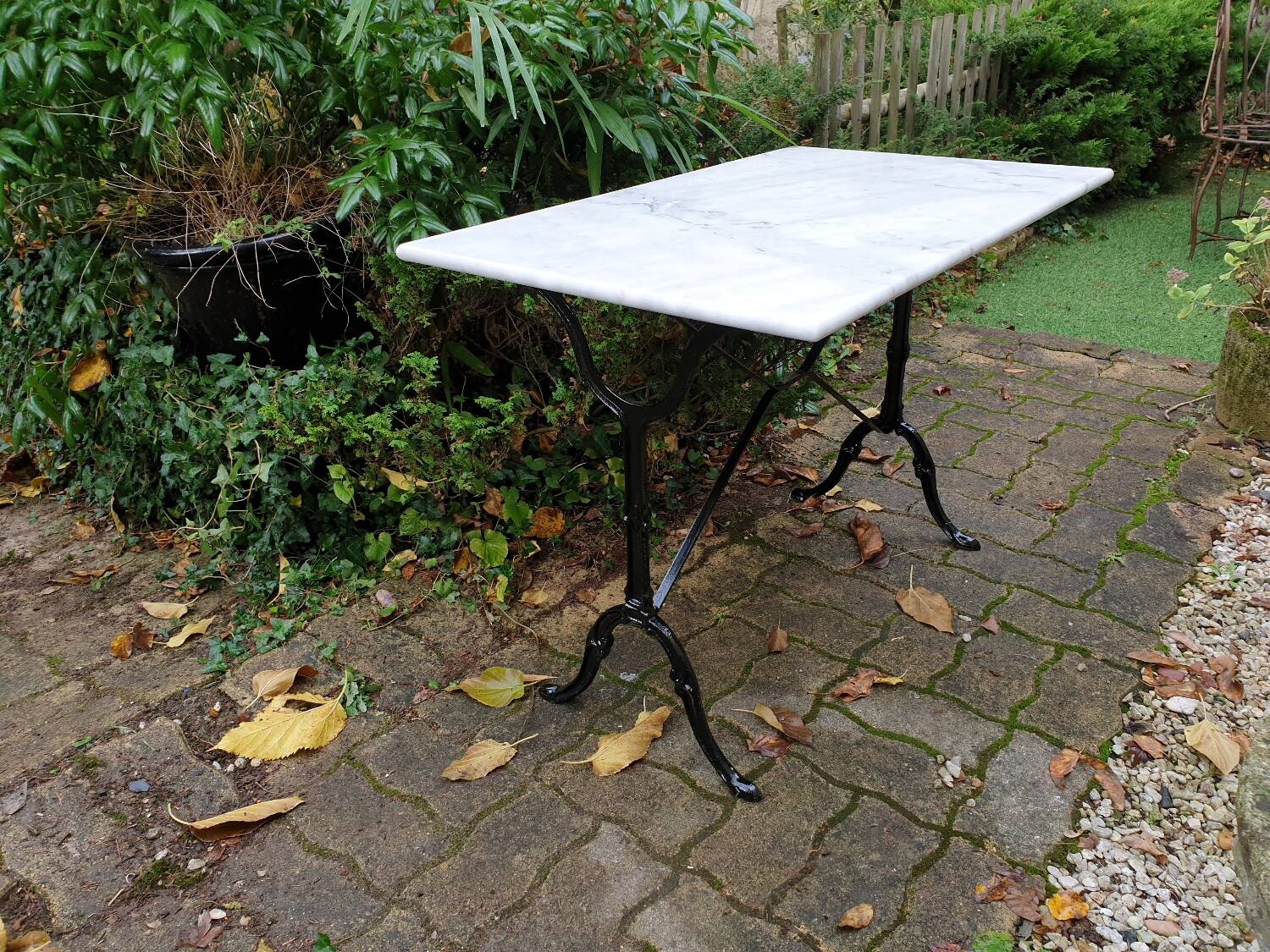 Table bistrot en marbre de carrare et fonte