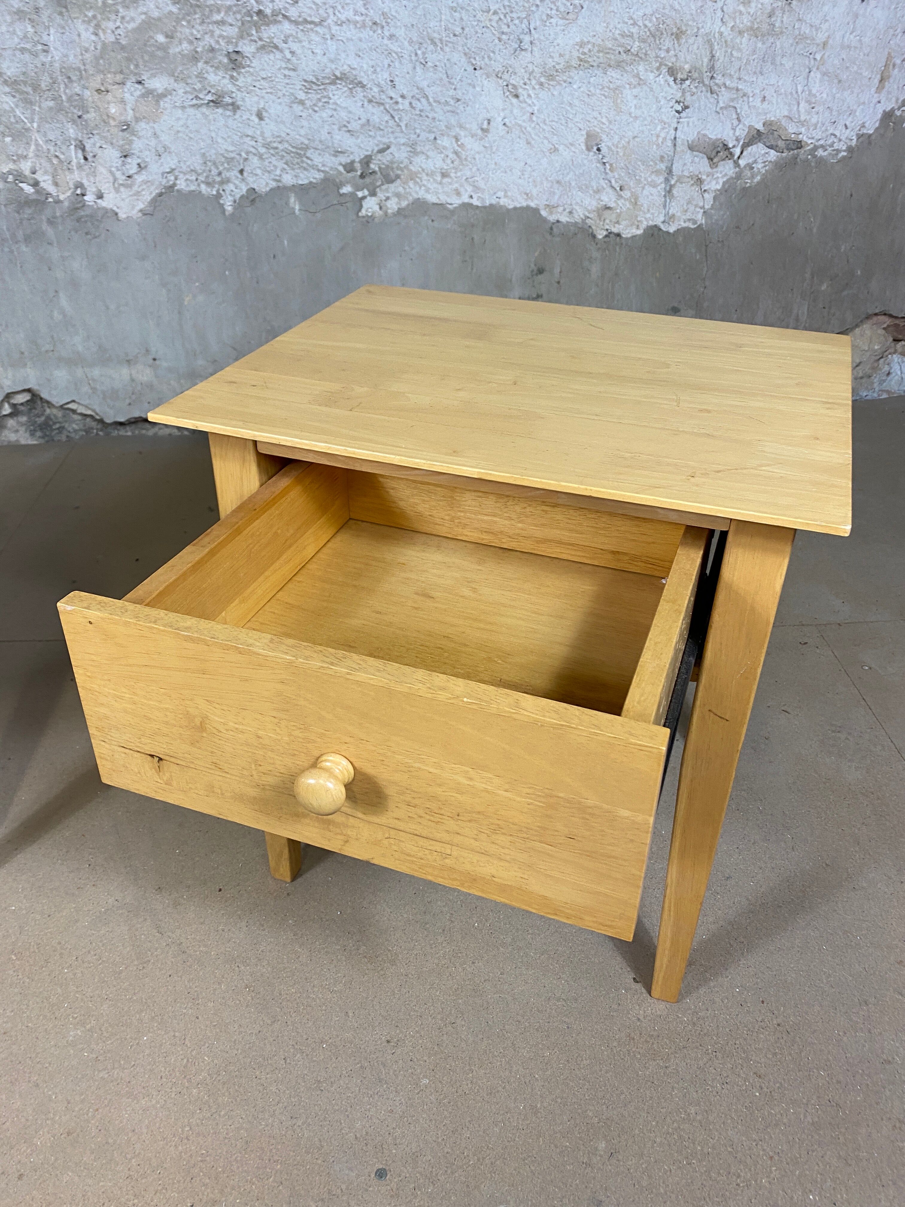 Paire de chevets en bois clair
