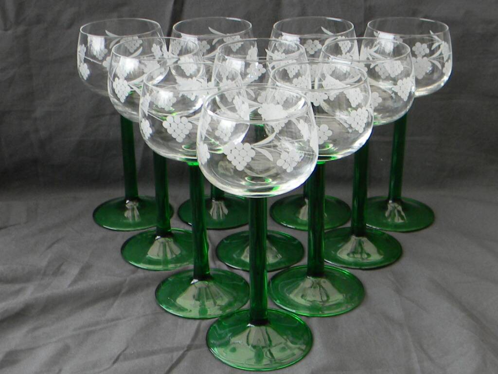 Set of 10 Alsatian white wine glasses in engraved glass.
