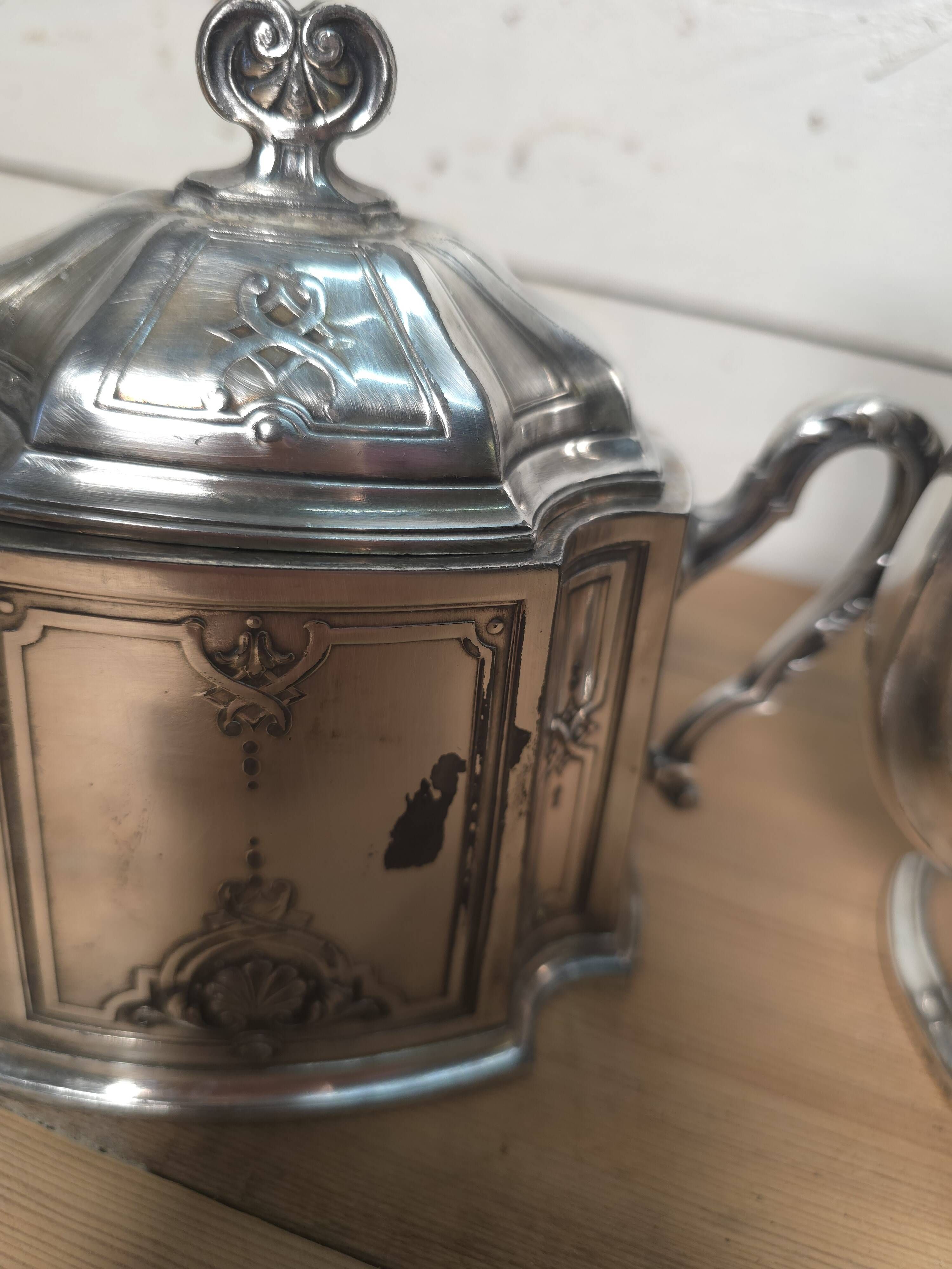 Service à café en métal argenté , cafetière et sucrier