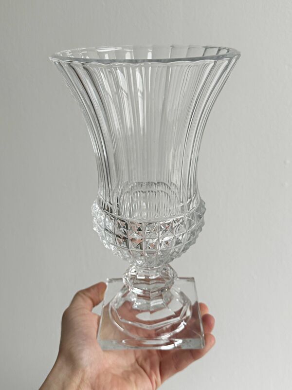Vase ancien en verre épais sur pied