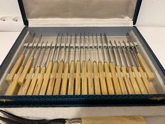 Housewife of 26 stainless steel and bakelite table cutlery