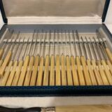 Ménagère de 26 couverts de table en inox et bakélite