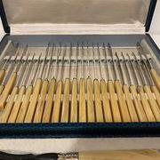 Ménagère de 26 couverts de table en inox et bakélite