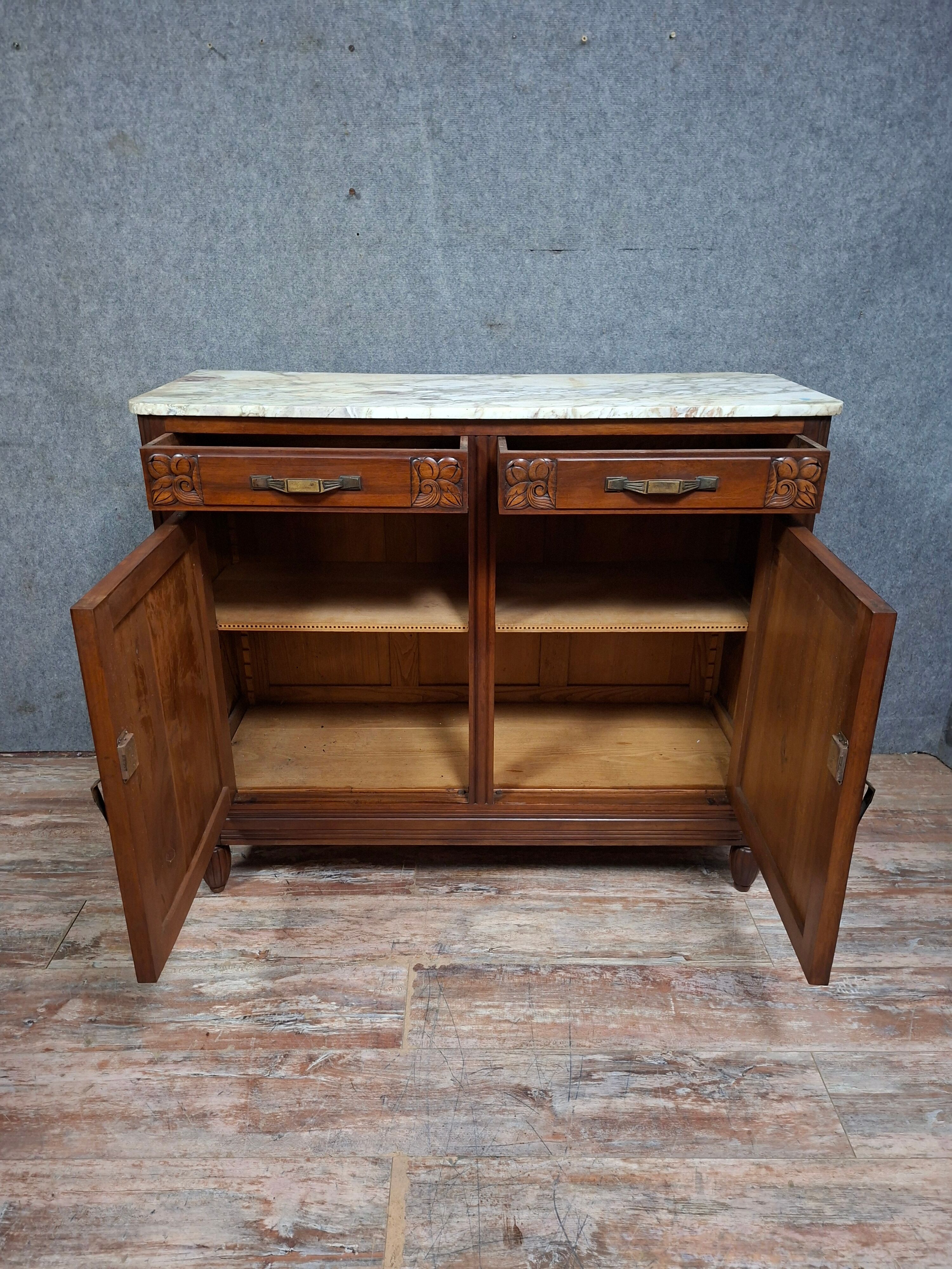 Buffet Art Déco en noyer sculpté et marbre – vers 1930
