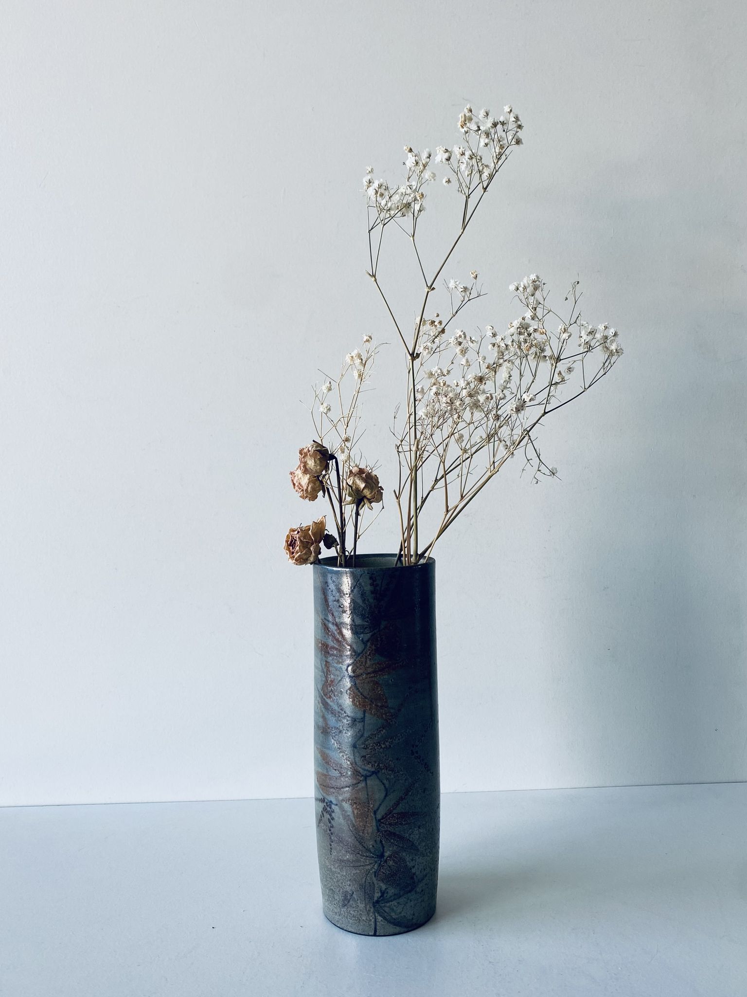 Vase tubulaire en céramique signé