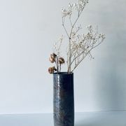 Vase tubulaire en céramique signé