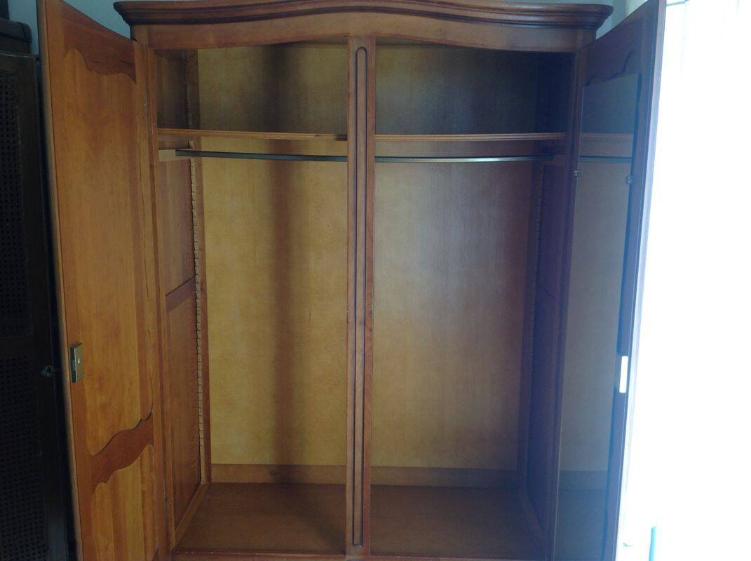 Armoire en merisier massif avec étagère, penderie et miroir intérieur