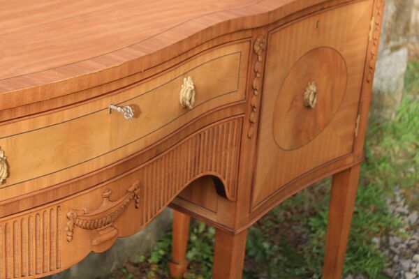 Enfilade de fabrication anglaise style Louis XVI en placages de bois clair