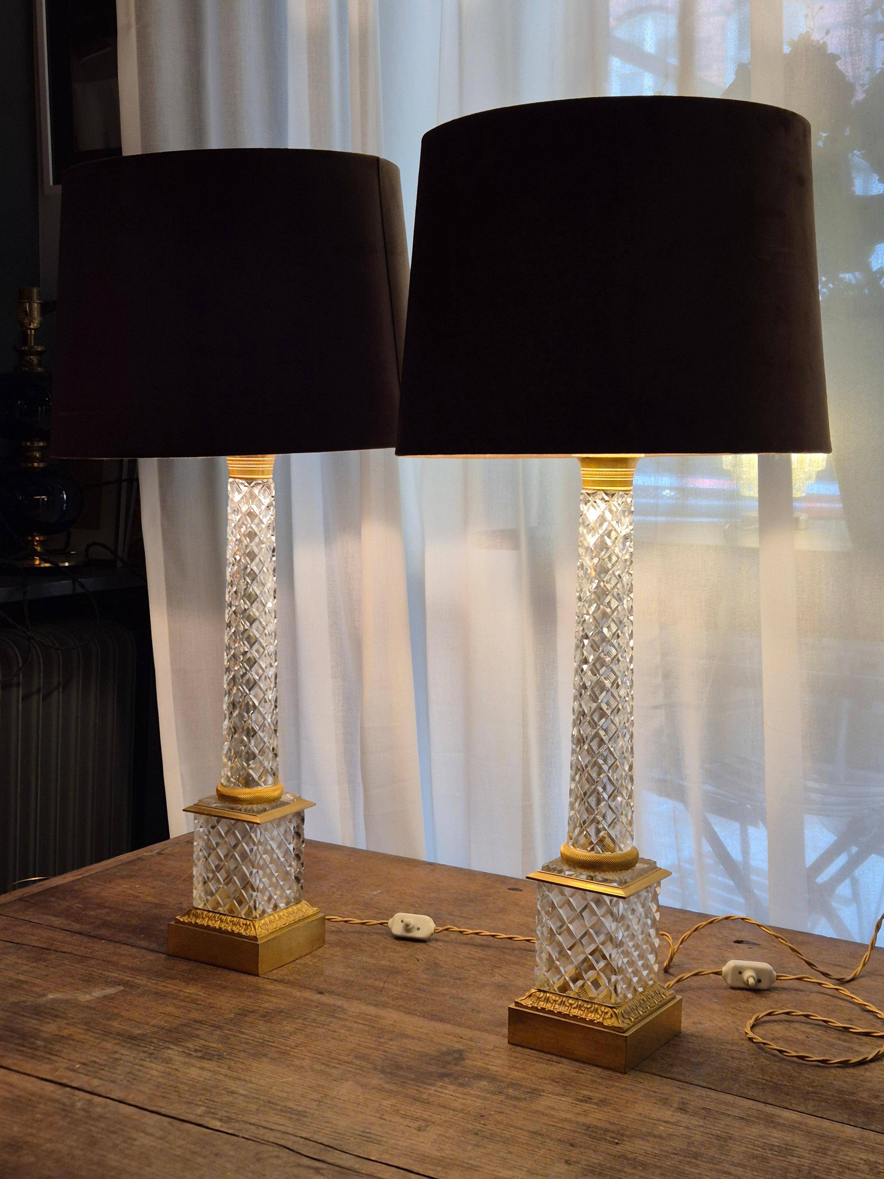 Pair of coloured table lamps, made of cut crystal and gilded bronze, in the Baccarat style.