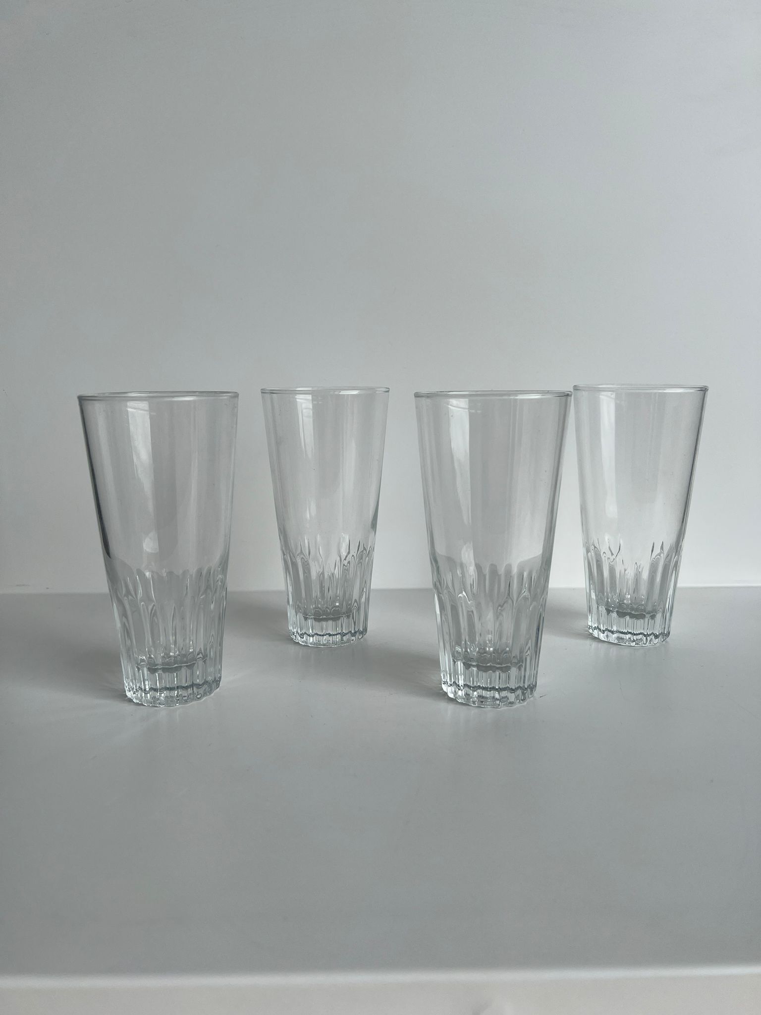 Set of 4 glasses with orangeade H: 12,5cm