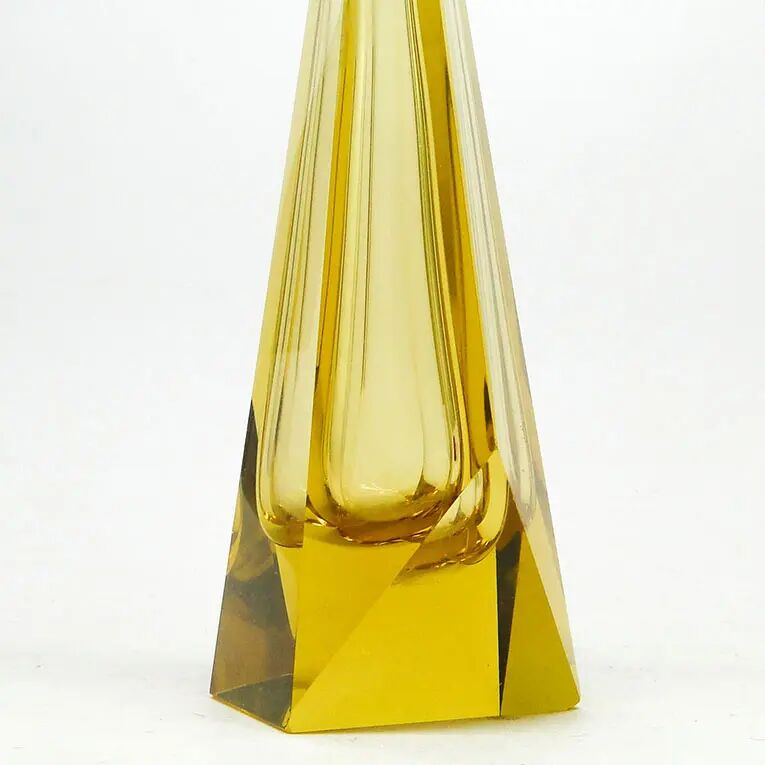 Vase Art Déco, cristal jaune, conçu par J. Hoffmann, Tchécoslovaquie, années 1930.