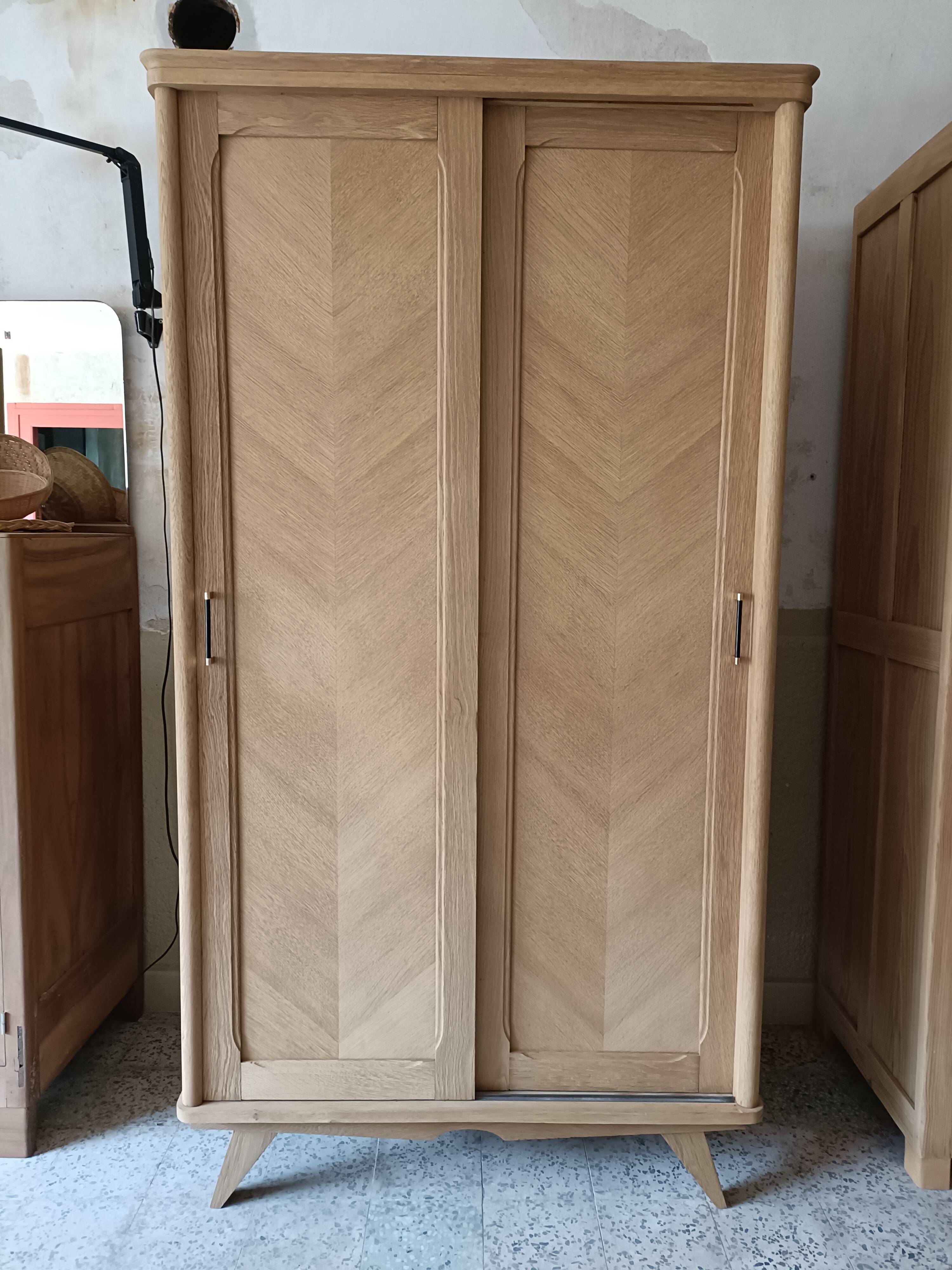 Wardrobe/sliding doors and tapered legs