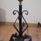 Paire de chenets en fer forgé et boule en laiton.