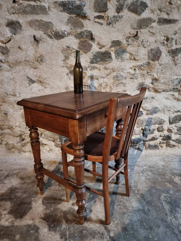 Table d'appoint française ancienne en noyer – XIXe siècle, style Louis Philippe, table en noyer massif avec tiroir (1870–1900)