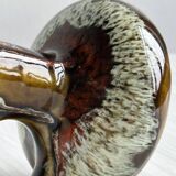 Vase en céramique émaillée avec motifs multicolores.