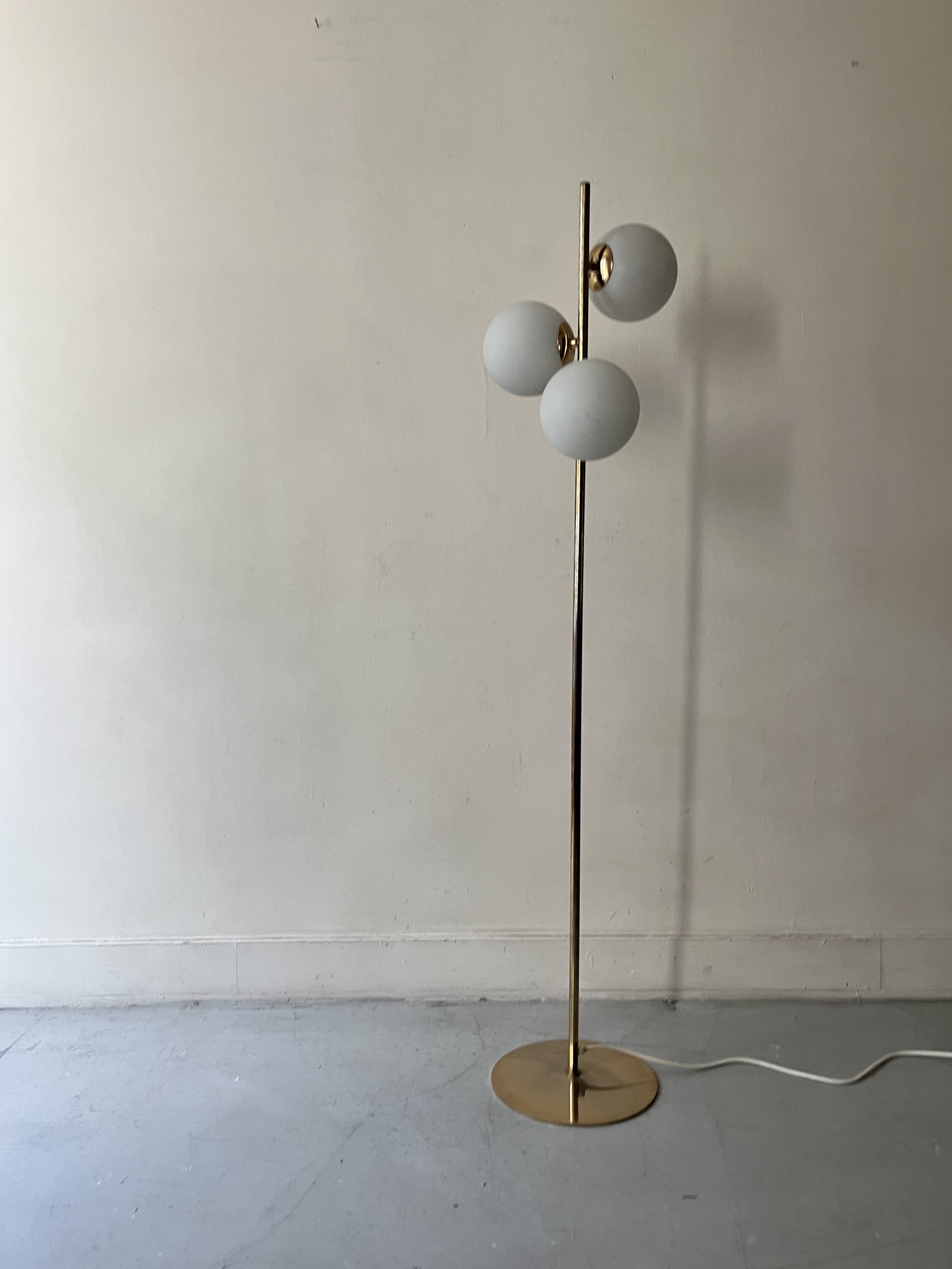 Cluster floor lamp with 3 spherical lamps in gold metal and white glass