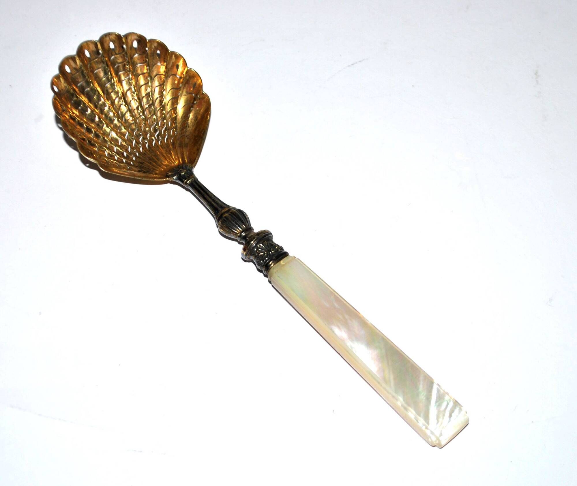 Empire sprinkling spoon in gilded silver vermeil and mother-of-pearl, 19th century.