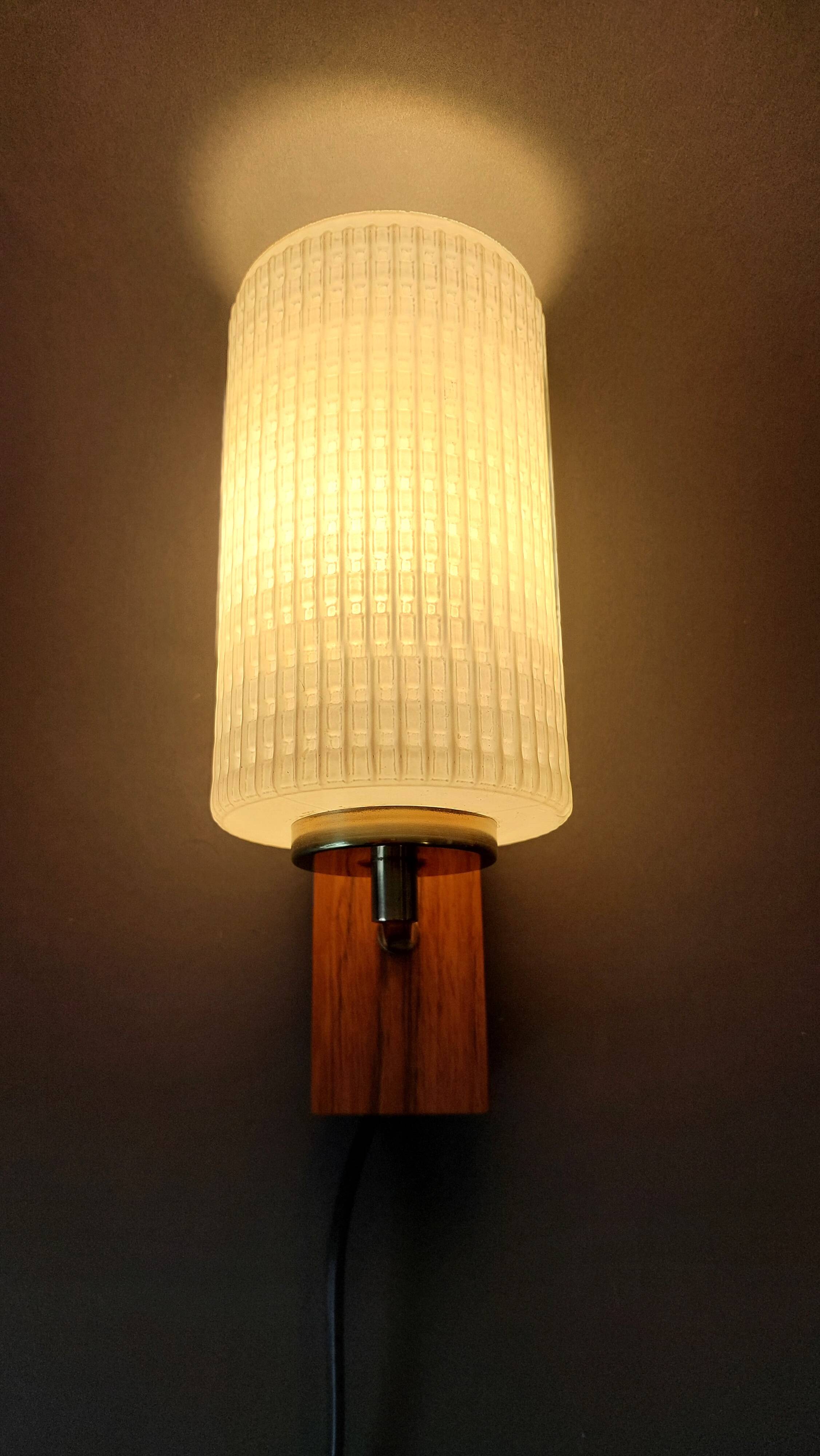 1960 wall light in gilded brass and rosewood.