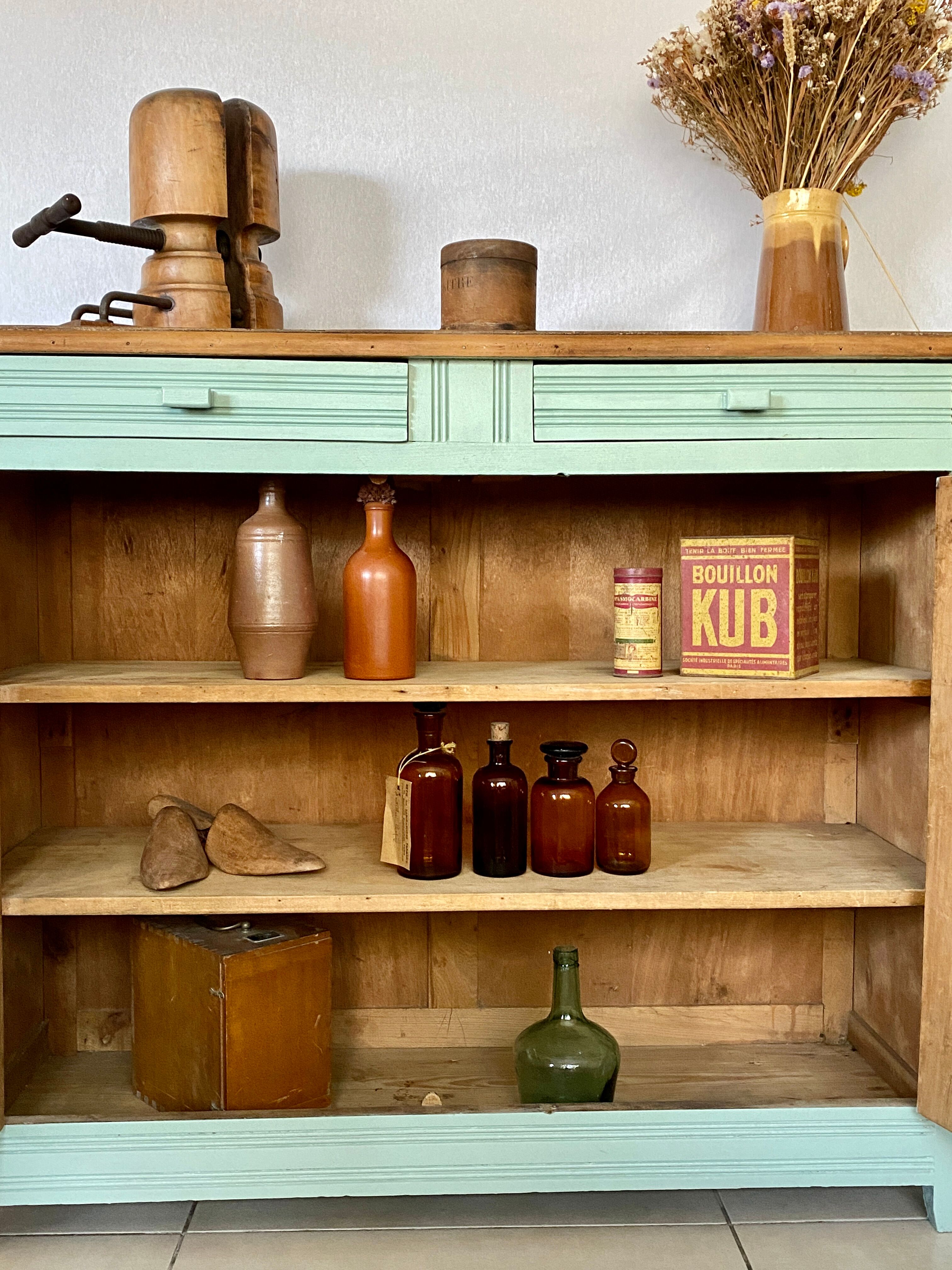 Green Parisian buffet mint