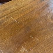 Table basse anglaise en acajou des années 1930