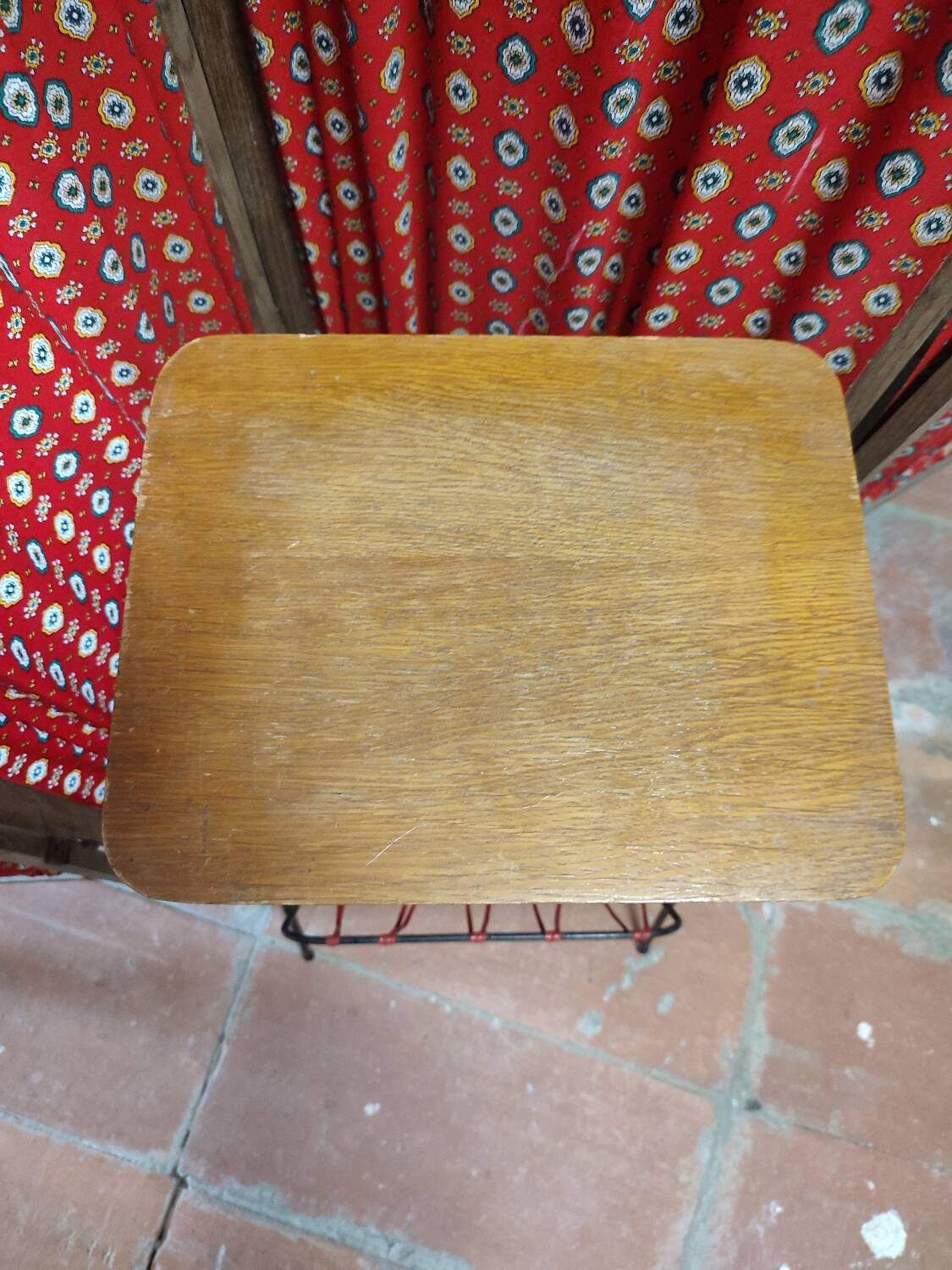 Wooden platinum table and scoubidou