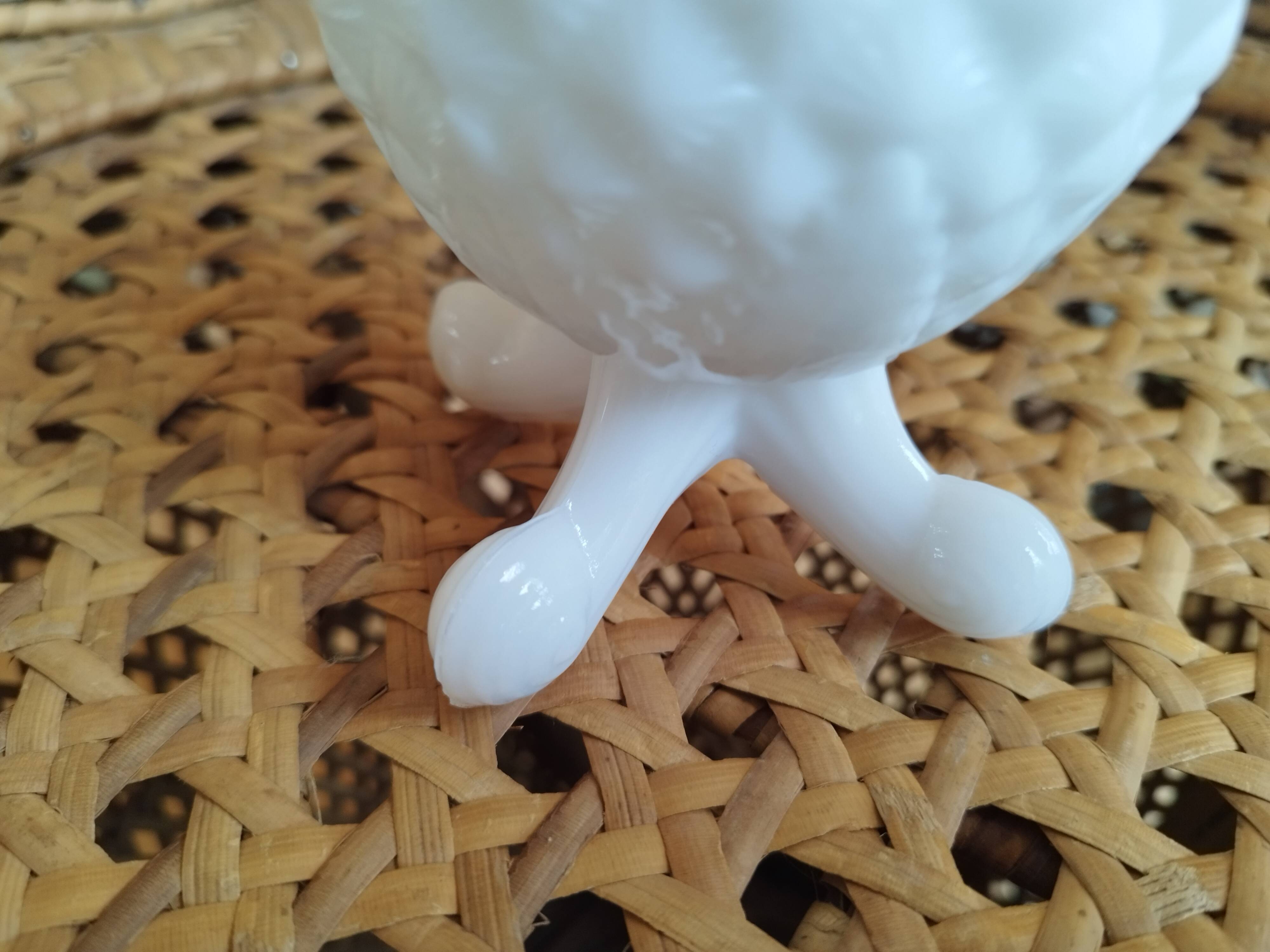 Bonbonnière, pineapple sugar bowl in white opaline.