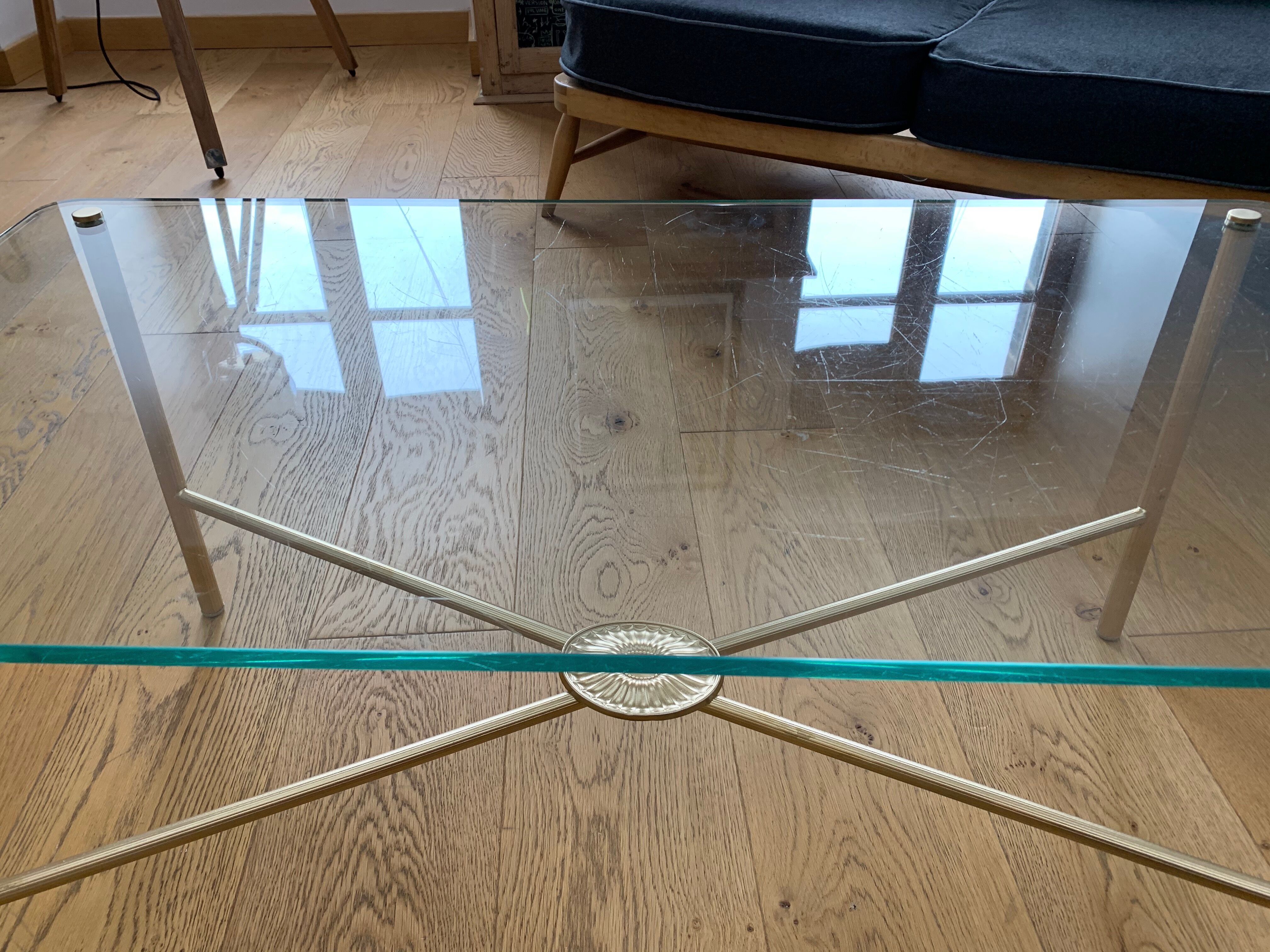 Table basse en verre avec structure métal doré