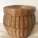 Pouf coffre de rangement en rotin années 60 -70