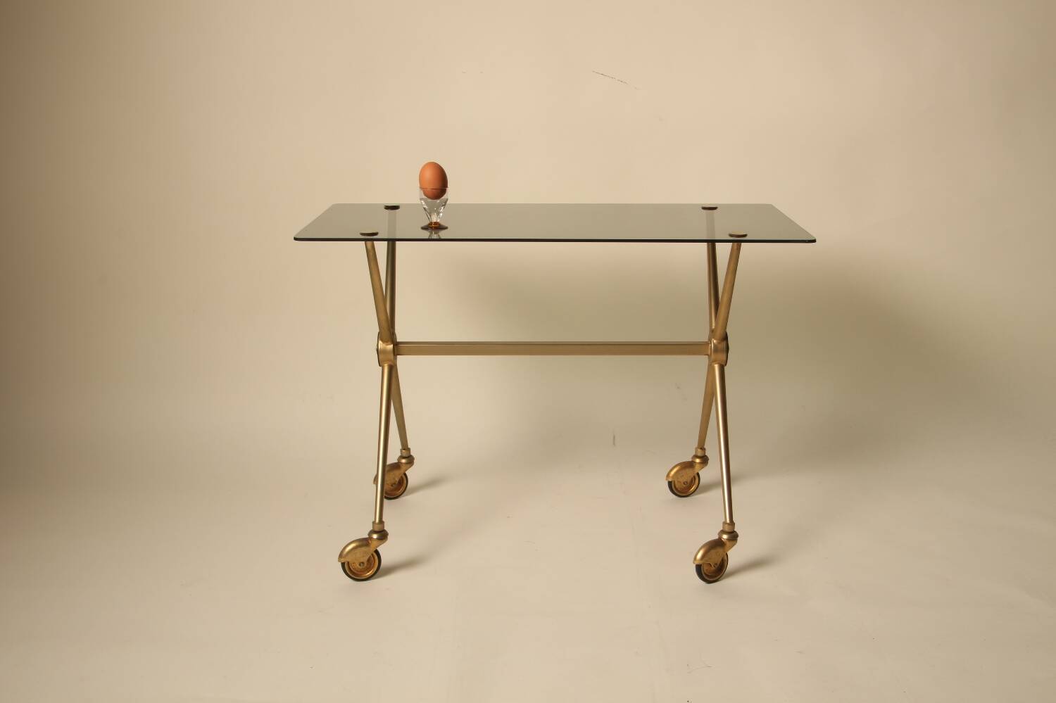 Table d’appoint en laiton et verre dans le style de Jacques Adnet