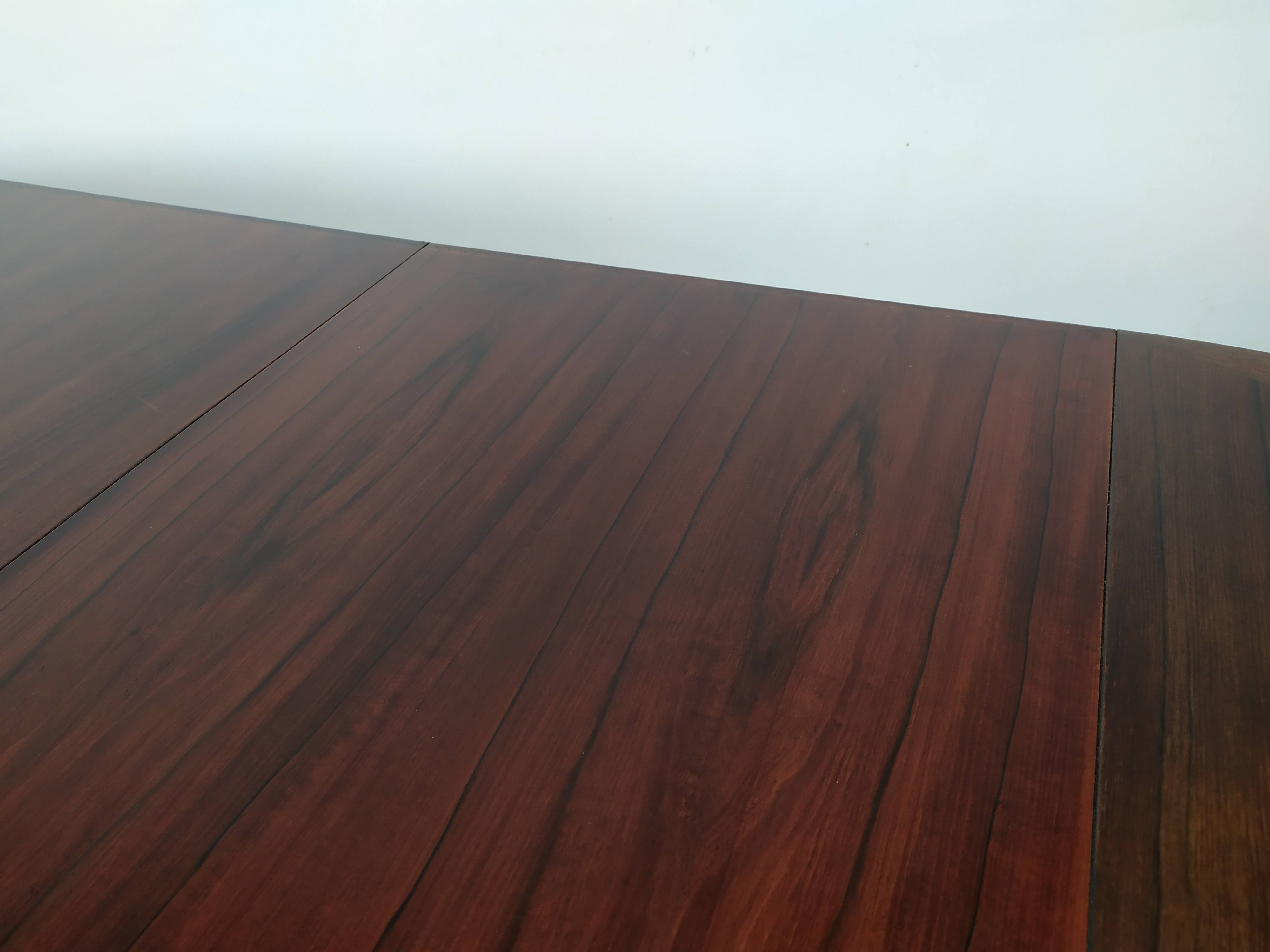 Scandinavian extendable table