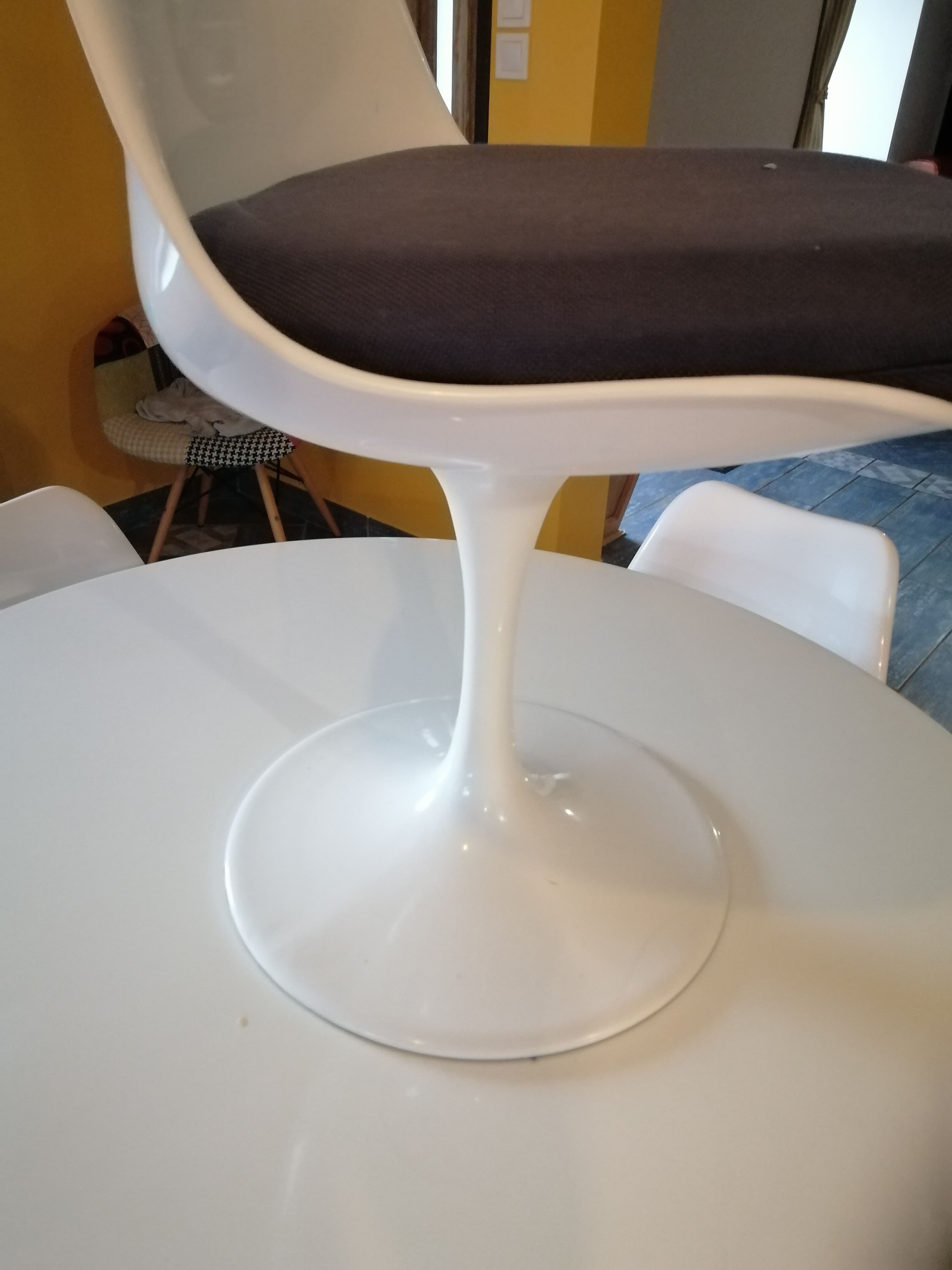 Tulip legs table and chairs