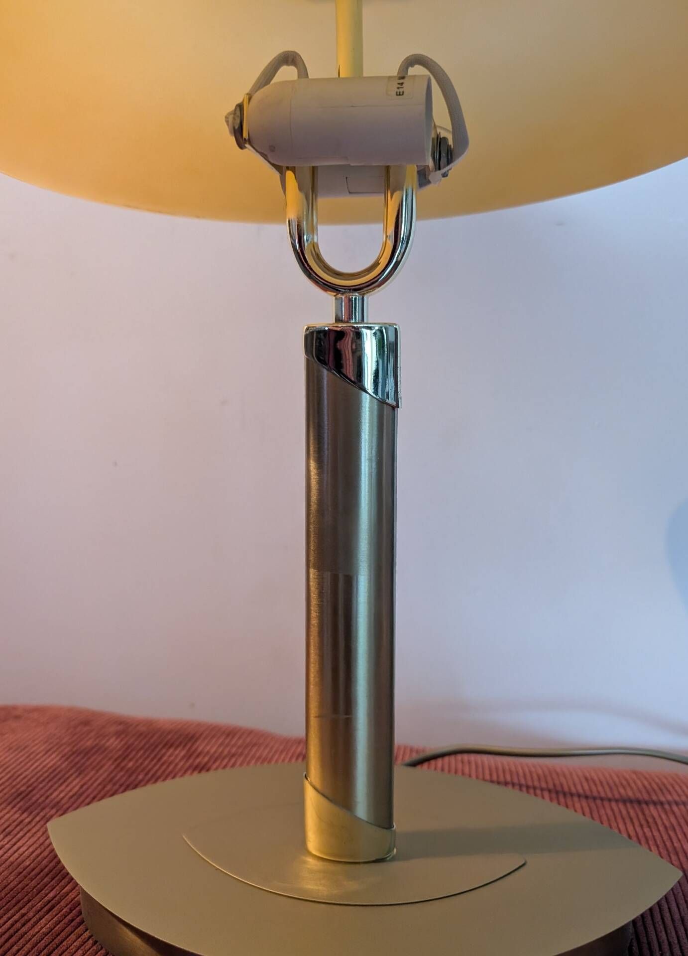 Lampe à poser vintage revisitée – Métal doré & Abat-jour opaline