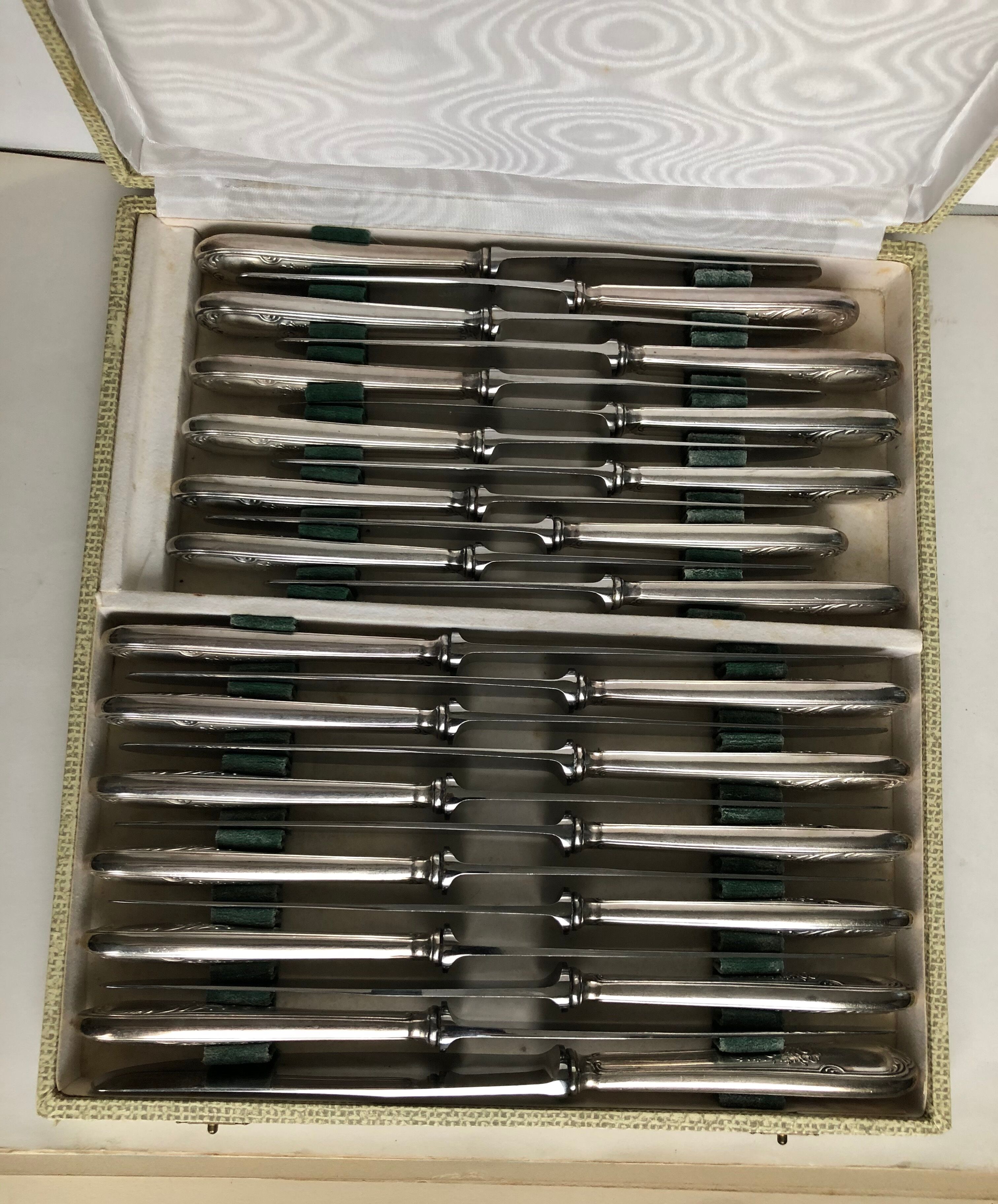 Ensemble de 24 couteaux en métal argenté