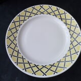 Round demireux dish in Badonviller earthenware with cross-hatching