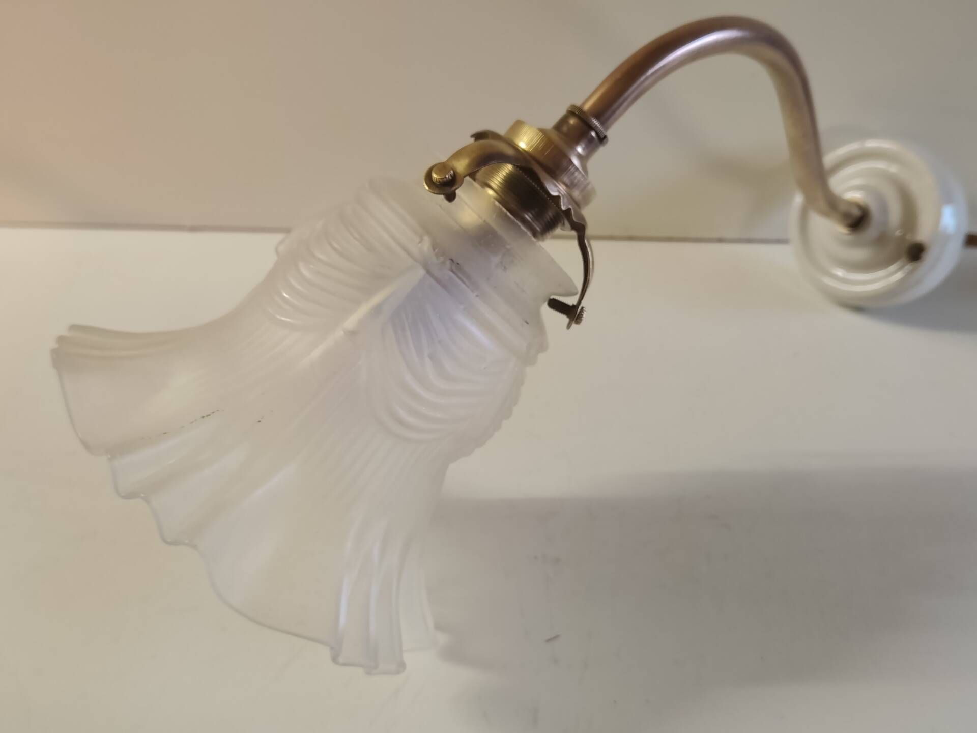 Swan neck wall lights in porcelain, brass and glass - mid 20th century.