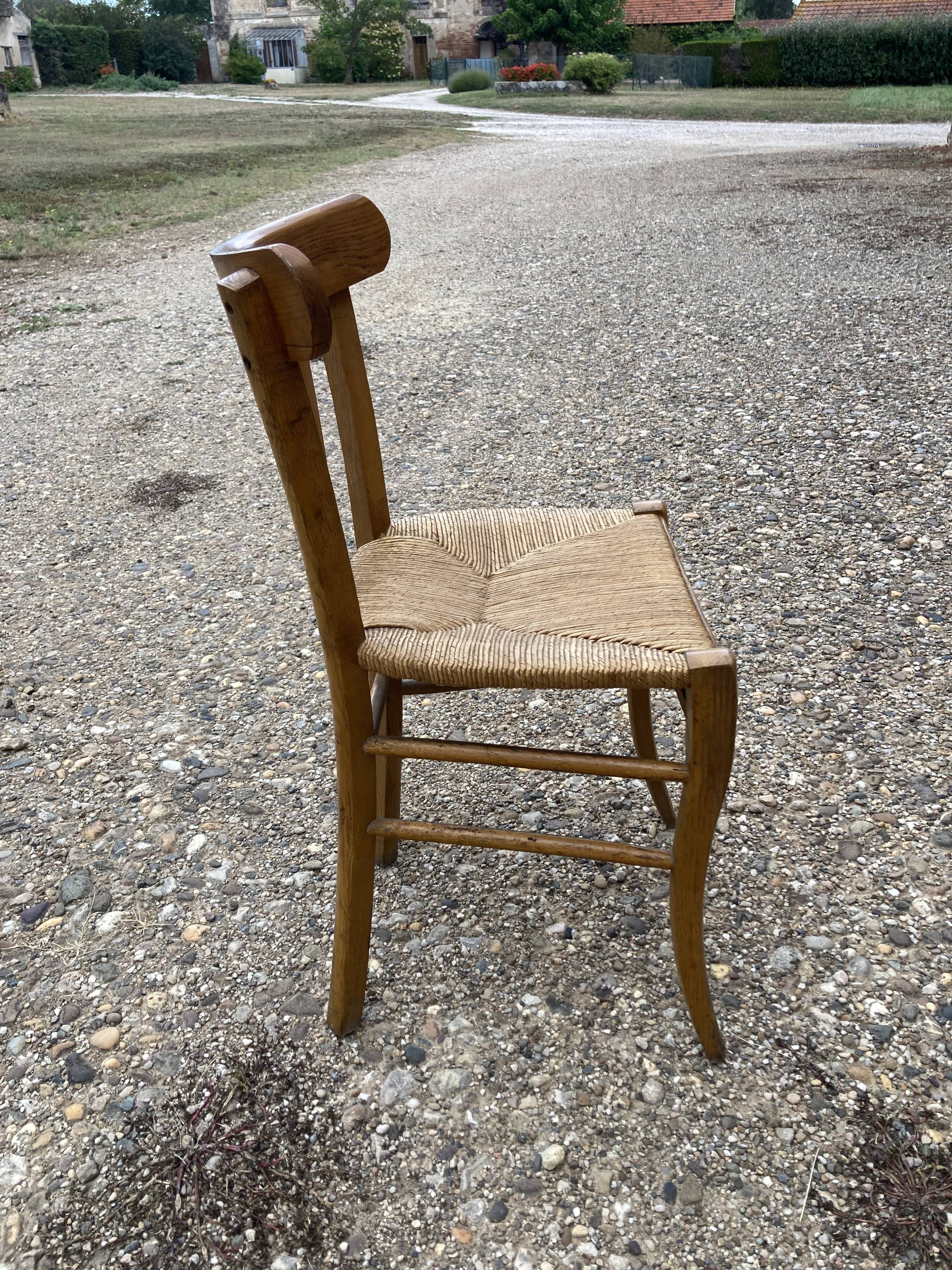 5 mulched bistro chairs
