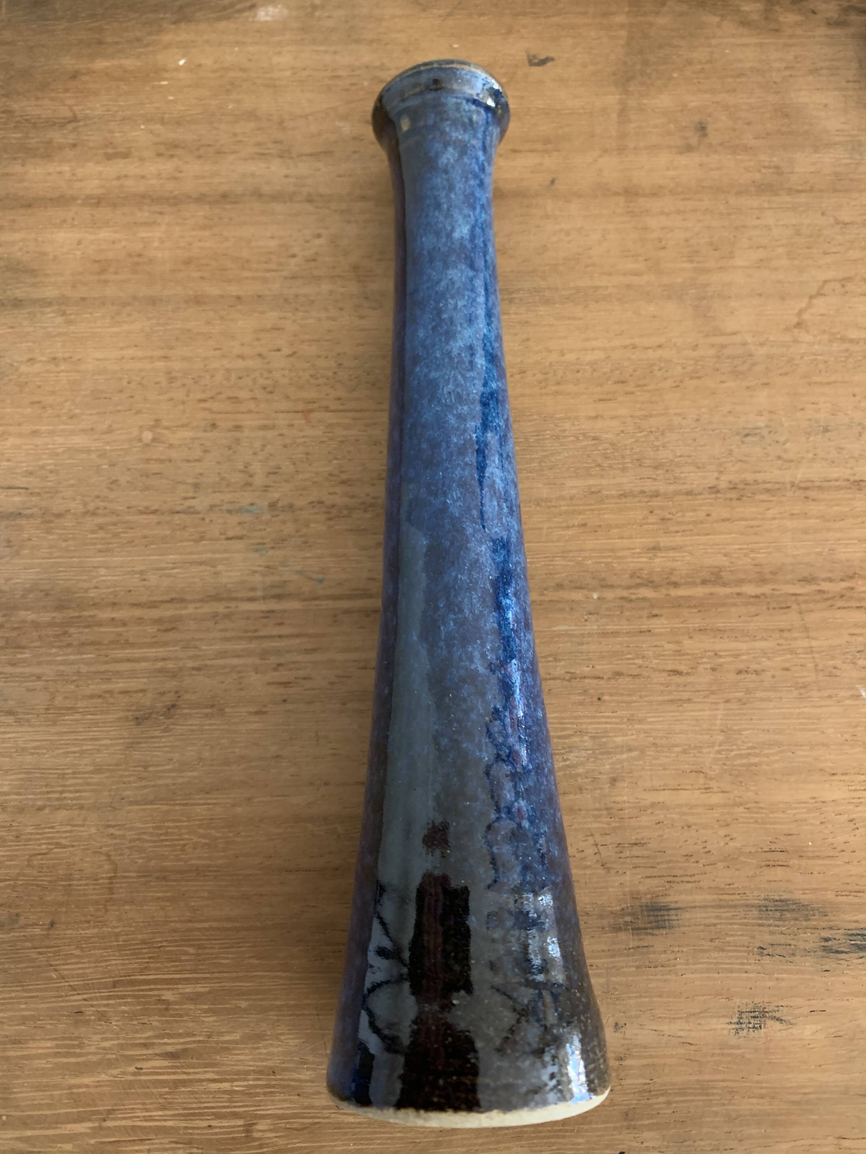 Paire de petits vases soliflores en grès bleu émaillé