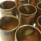Ensemble de 10 verres à thé japonais en grès partiellement émaillé