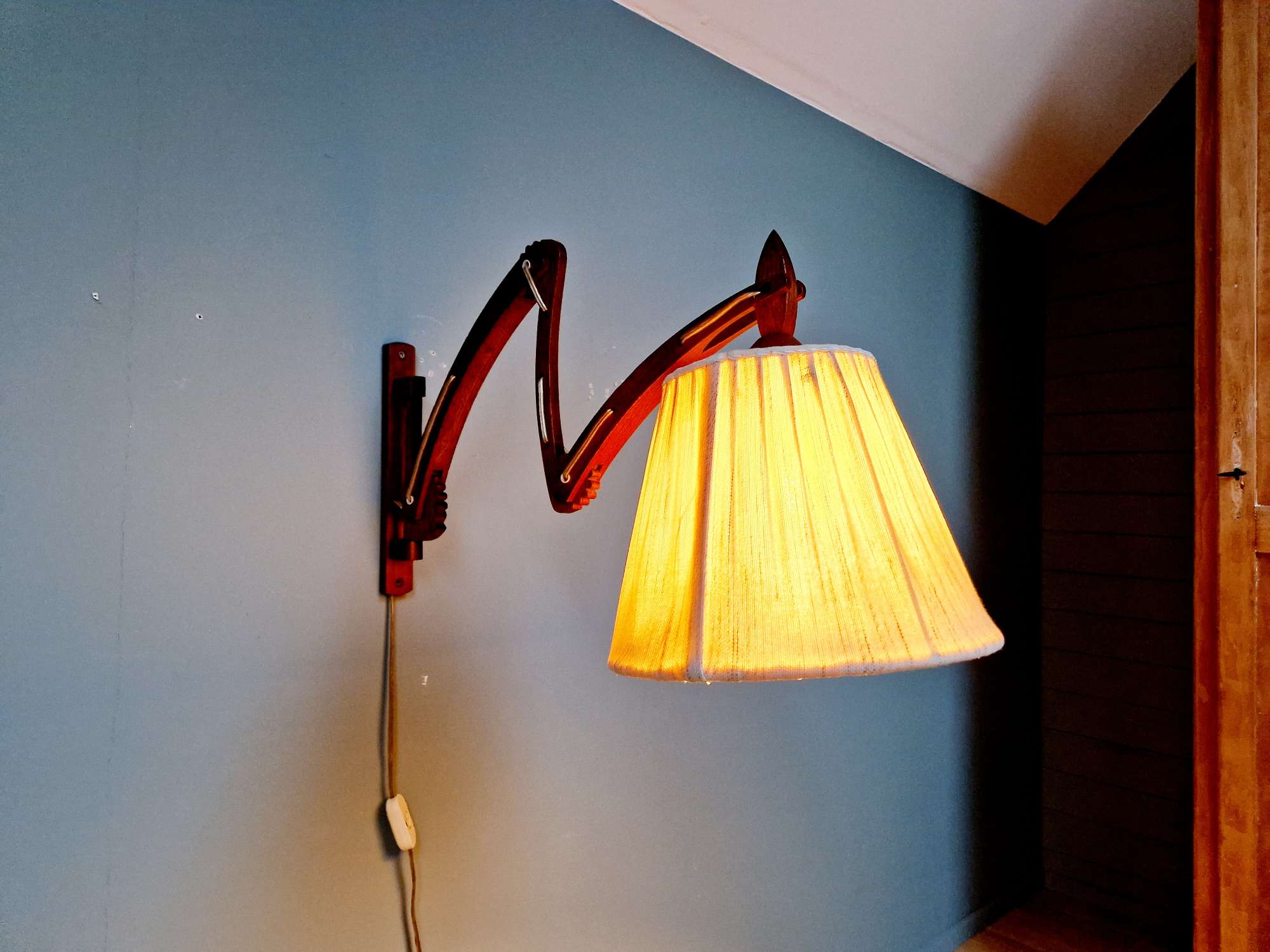 Scandinavian wall lamp scissors in teak, 1960s.