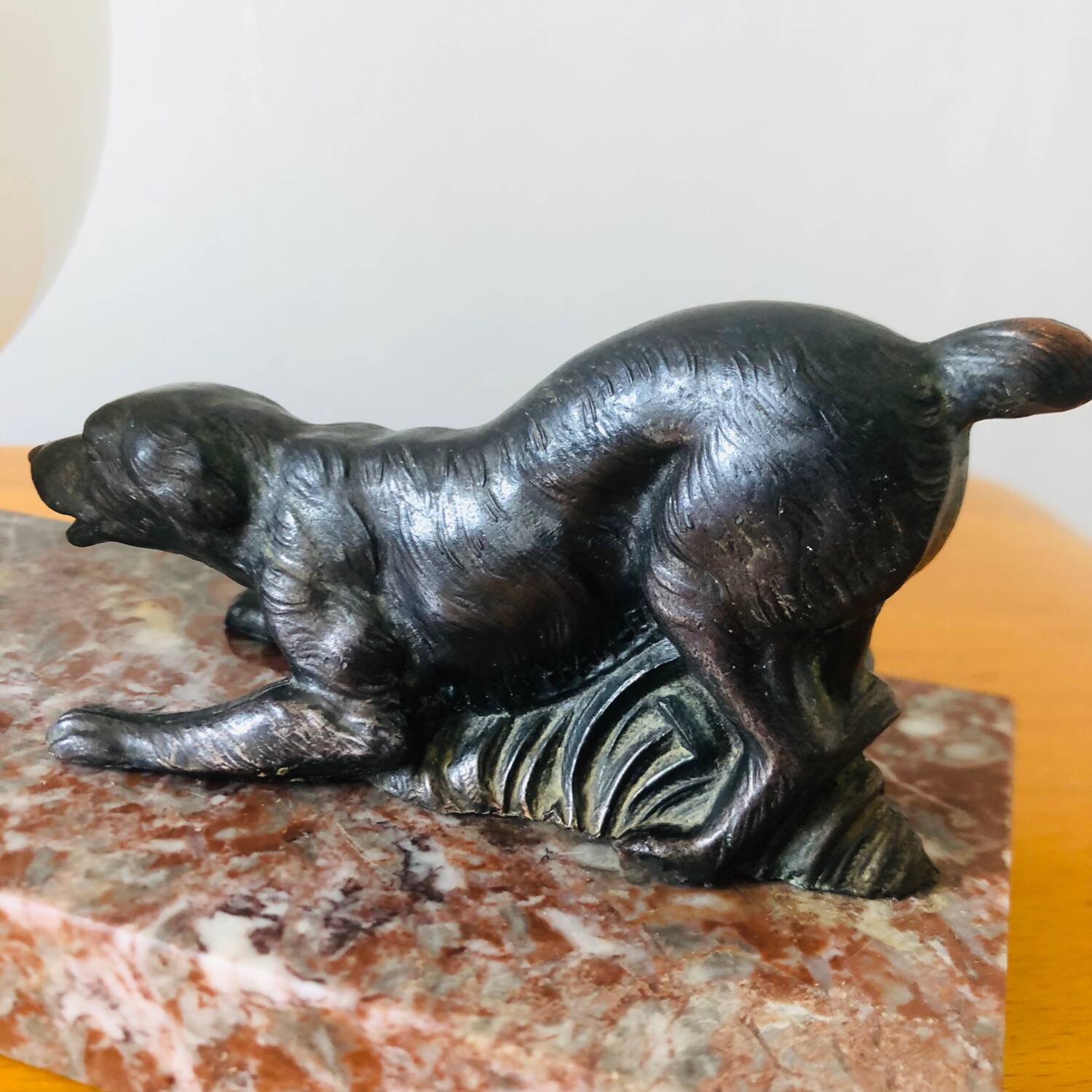 Lampe Art déco globe en opaline blanche et chien de chasse