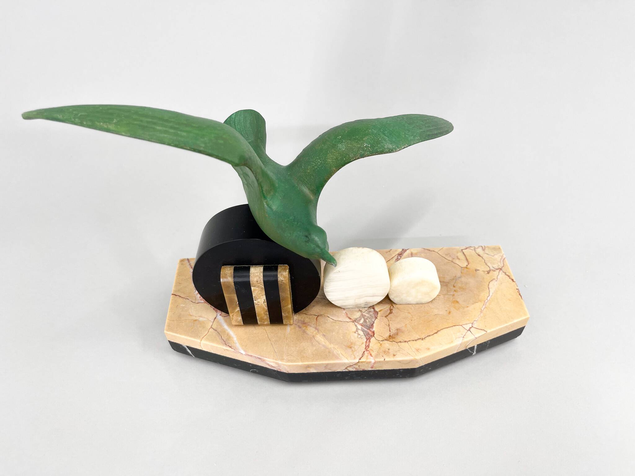 Sculpture Art Déco en marbre, onyx et épeautre